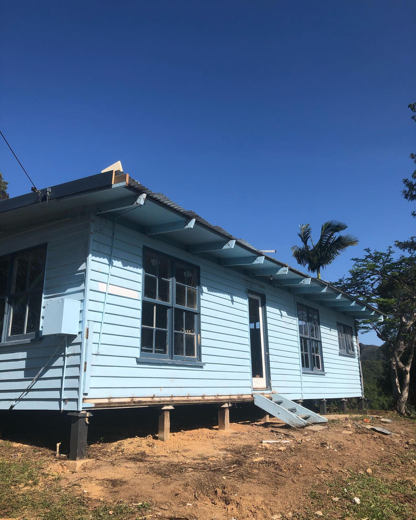Blue Queenslander renovation by Coast Mountain Building